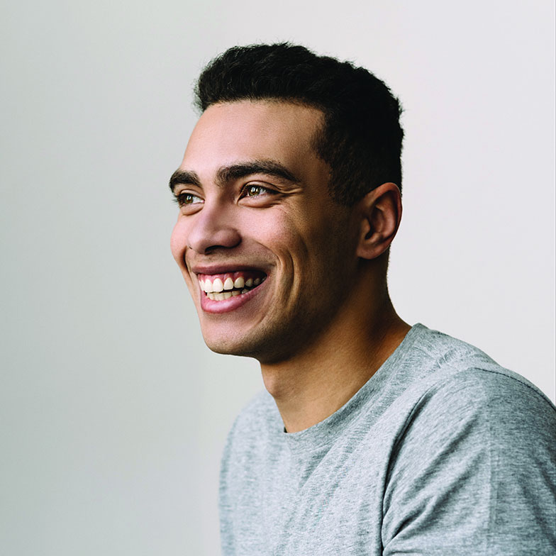 Photo de jeune homme souriant