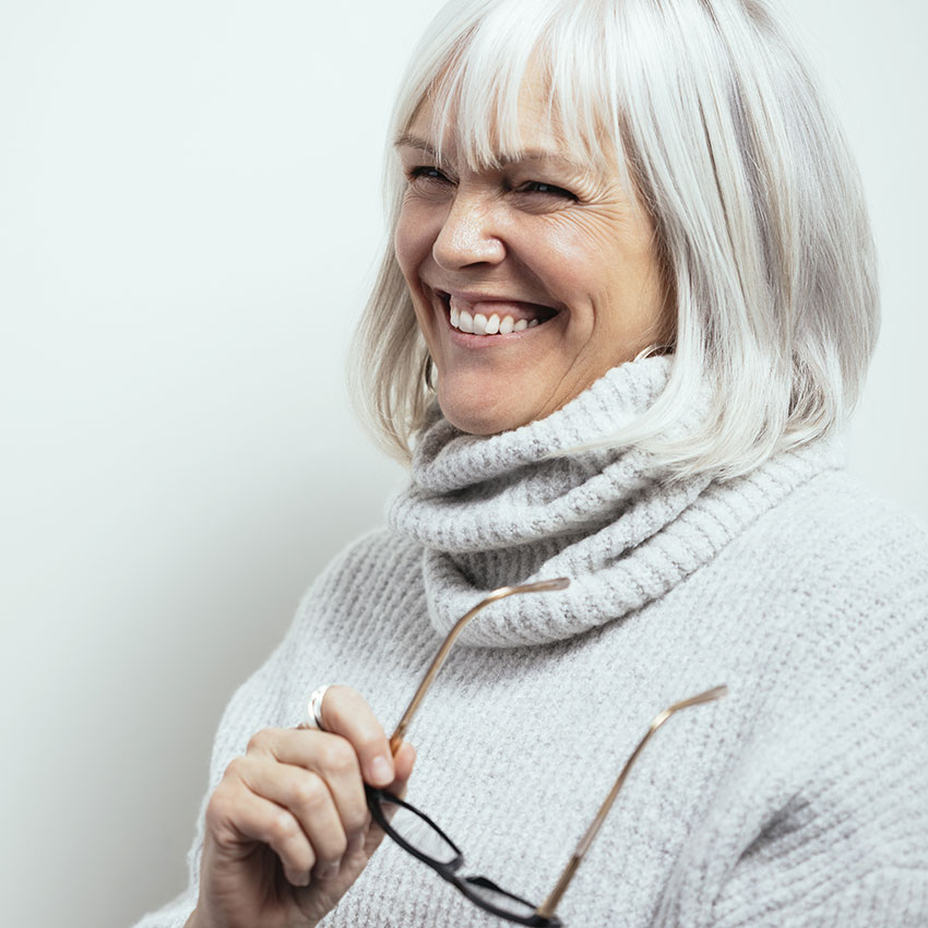 Femme aux cheveux blancs